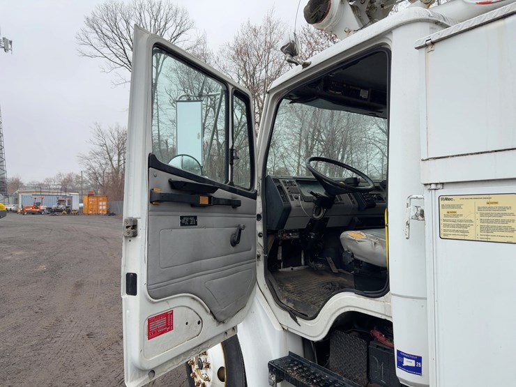 2002-freightliner-fl70-image-28