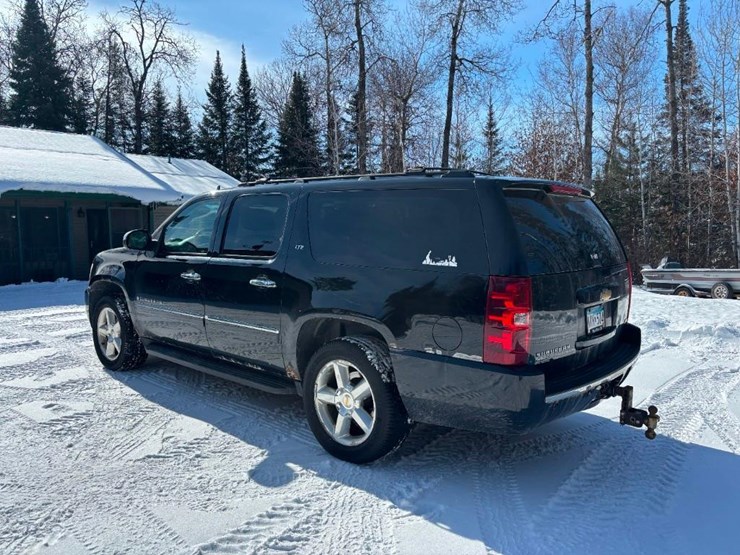 2009-chevrolet-suburban-image-3