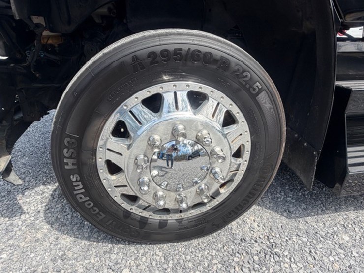 2008-freightliner-m2-106-image-22