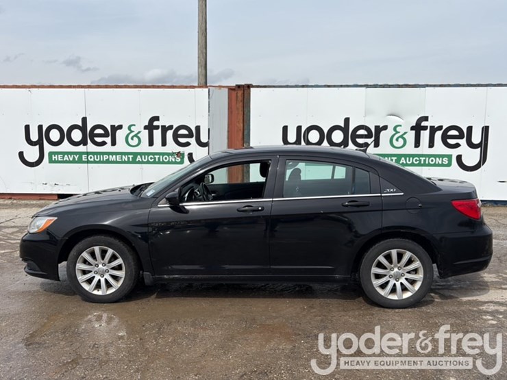 2013-chrysler-200-image-5