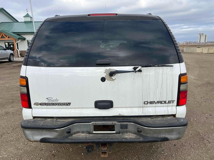 2005-chevrolet-suburban-image-8