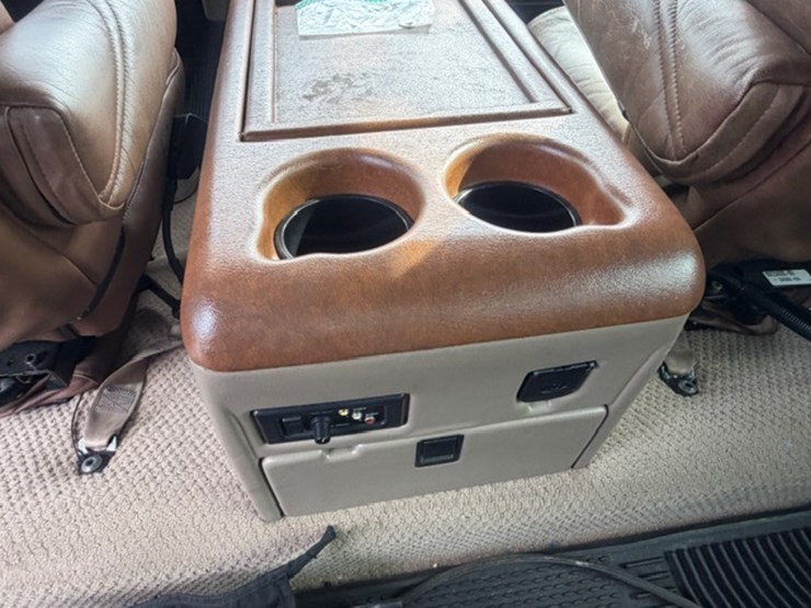 2008-freightliner-m2-106-image-52