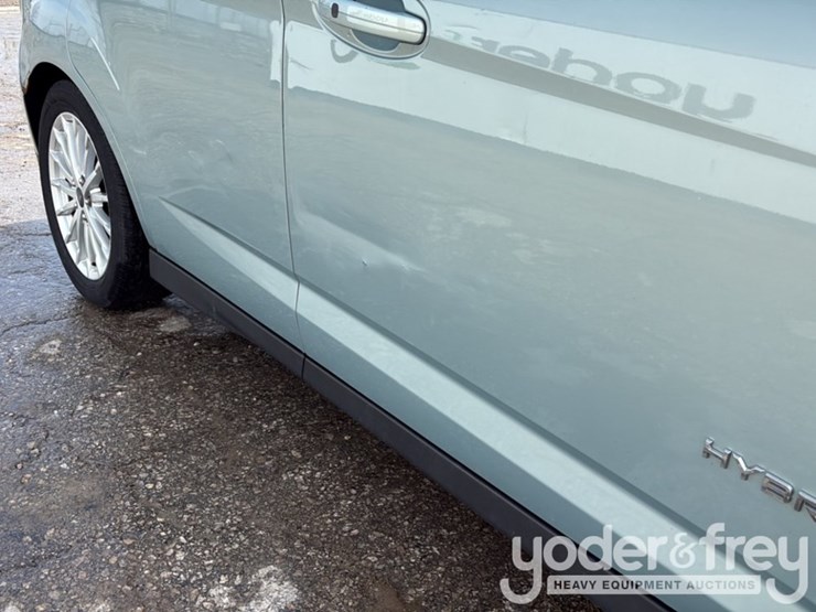 2013-ford-cmax-image-26