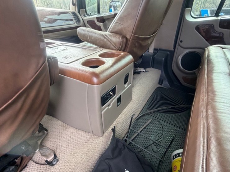 2008-freightliner-m2-106-image-45