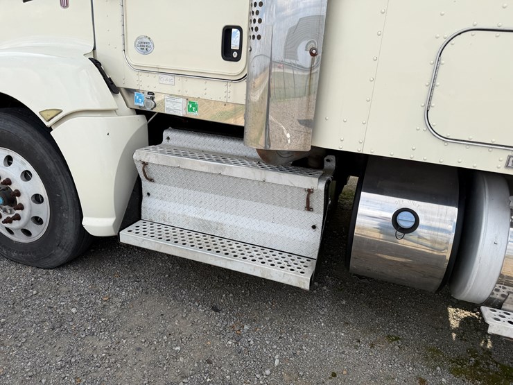 2012-kenworth-900b-image-33