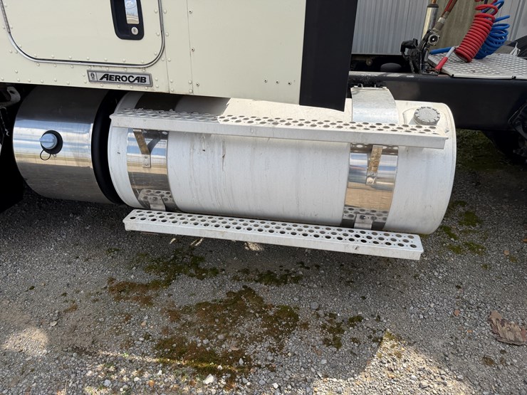 2012-kenworth-900b-image-31