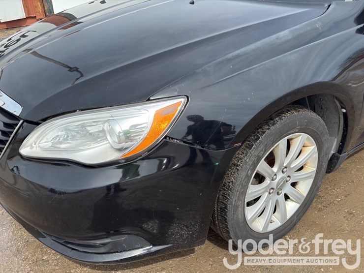 2013-chrysler-200-image-6