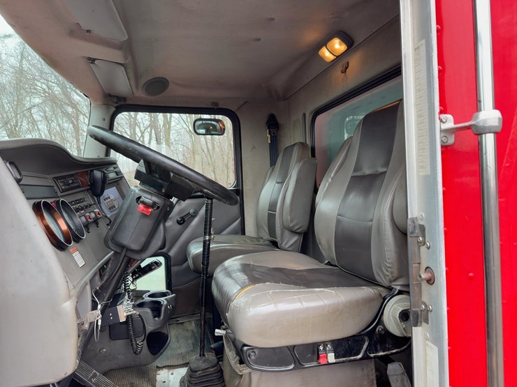 2005-kenworth-t300-image-25