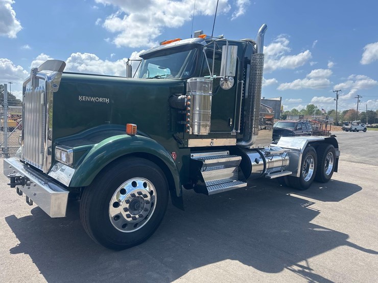 2016-kenworth-w900l-image-9