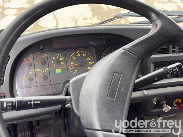 2001-isuzu-npr-image-51