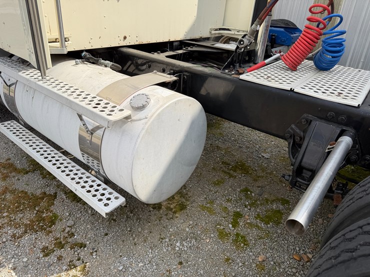 2012-kenworth-900b-image-26