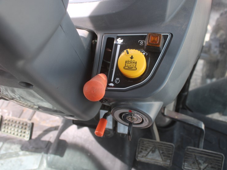 2018-massey-ferguson-1755m-image-31