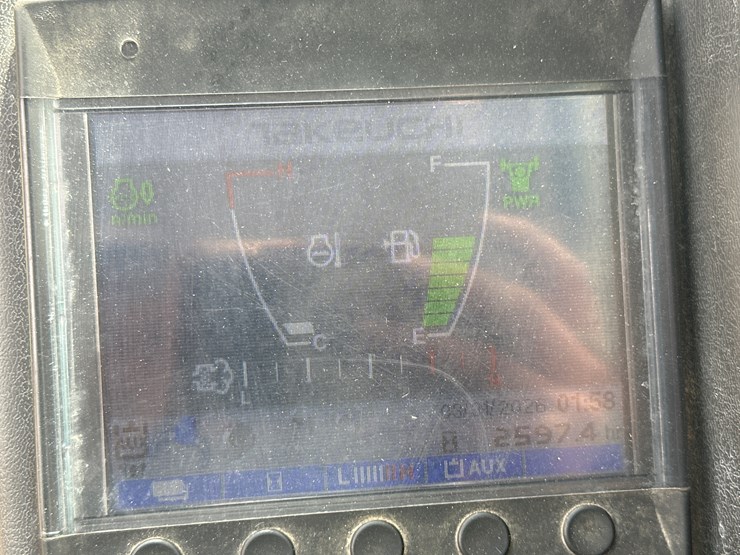 2014-takeuchi-tb240-image-45