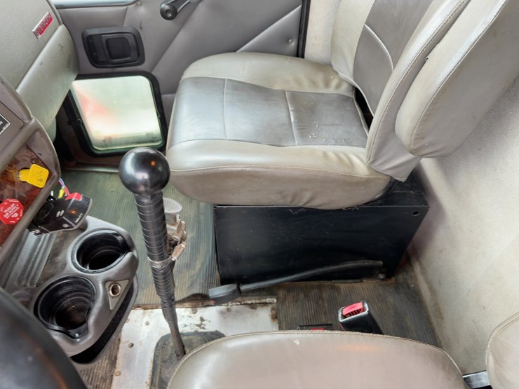 2005-kenworth-t300-image-26