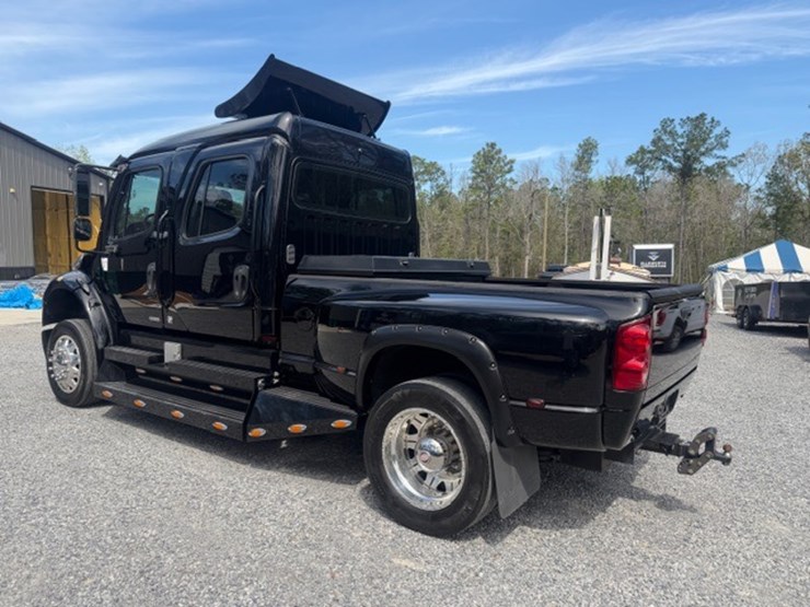 2008-freightliner-m2-106-image-4