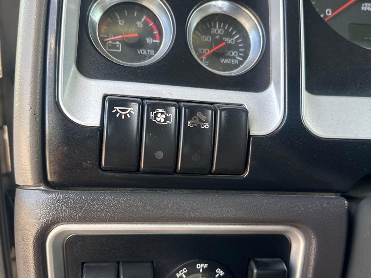 2016-kenworth-w900l-image-46