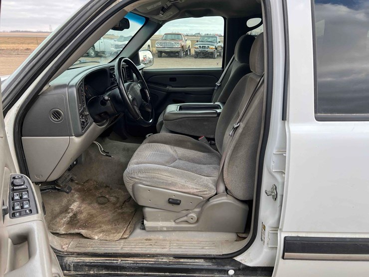 2005-chevrolet-suburban-image-19