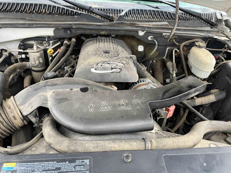 2005-chevrolet-suburban-image-23