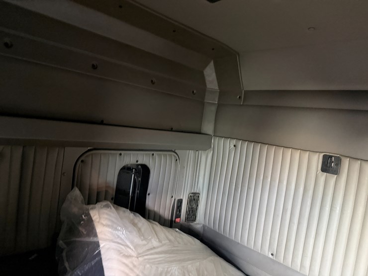 2012-kenworth-900b-image-83