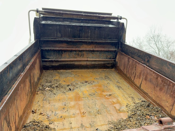 2003-freightliner-fl70-image-21