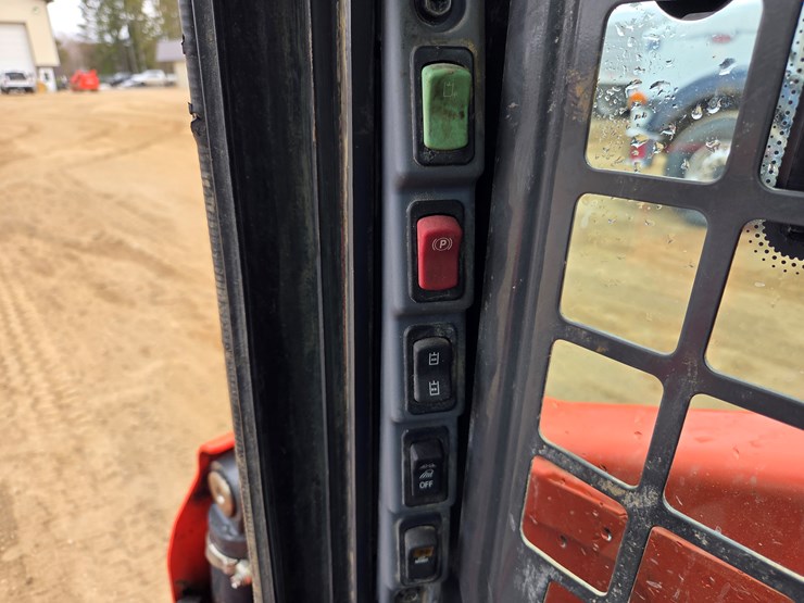 kubota-ssv75-image-43