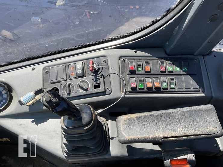 2021-deere-304l-image-11