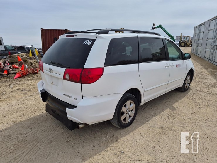 2009-toyota-sienna-image-8