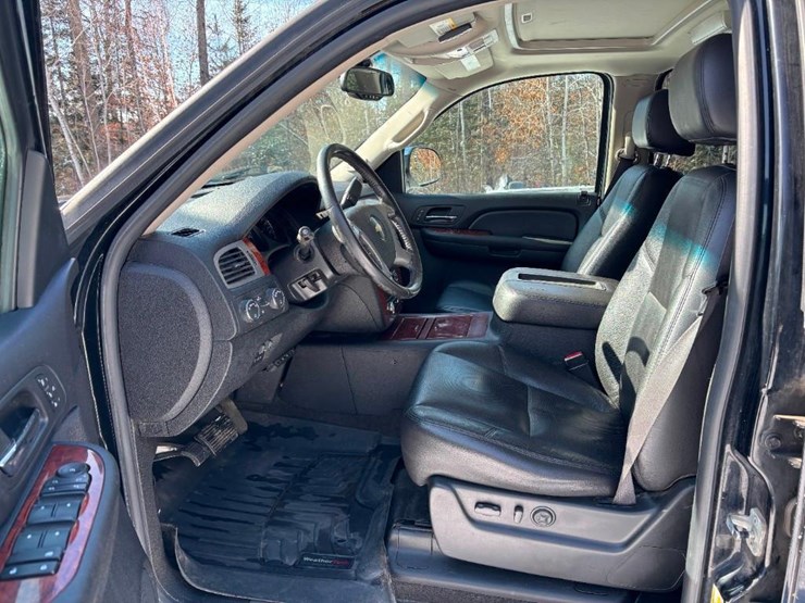 2009-chevrolet-suburban-image-9