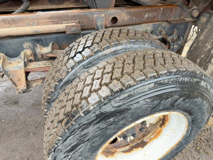 2003-freightliner-fl70-image-16