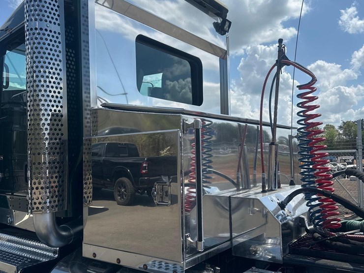 2016-kenworth-w900l-image-12