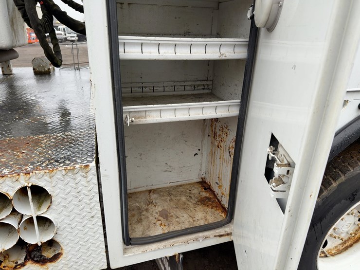 2002-freightliner-fl70-image-19