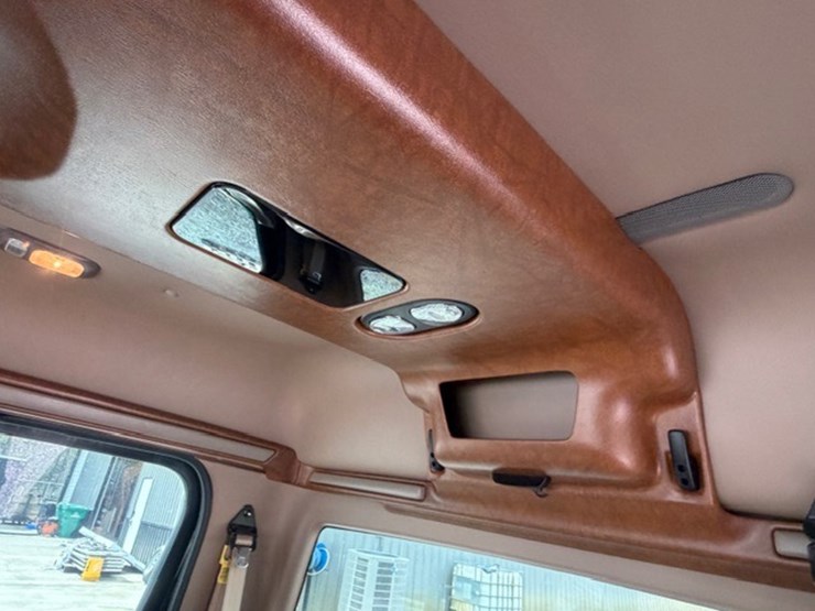 2008-freightliner-m2-106-image-57