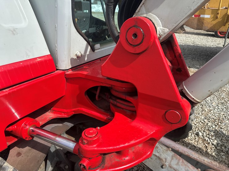 2014-takeuchi-tb240-image-13