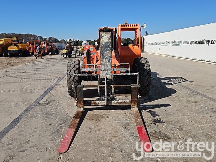 2016-jlg-6042-image-13