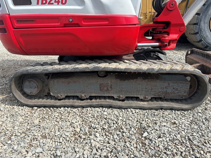 2014-takeuchi-tb240-image-58