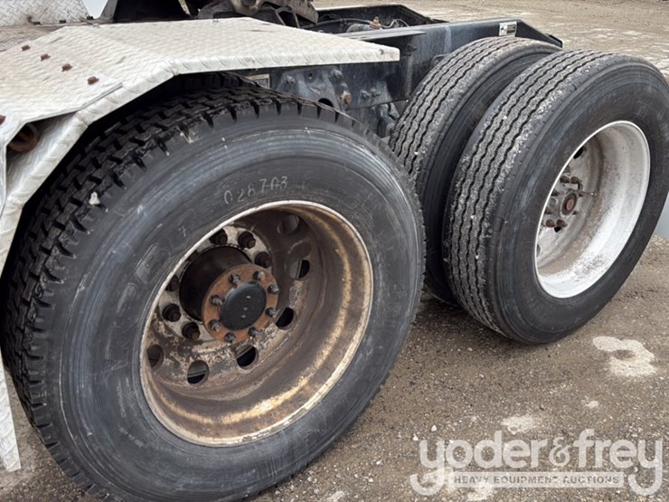 2018-peterbilt-579-image-17