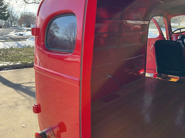 1937-international-d2-panel-truck-image-40