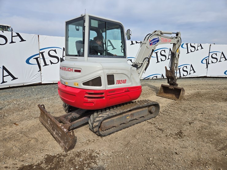 2014-takeuchi-tb240-image-5