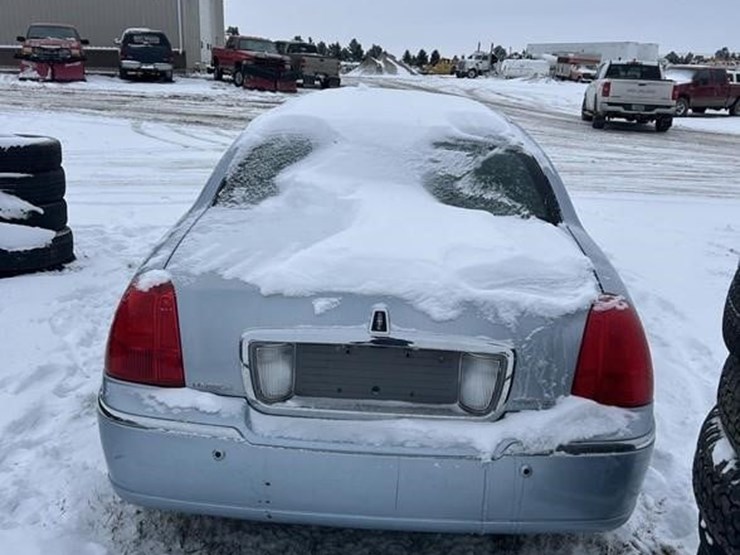 2005-lincoln-towncar-image-4