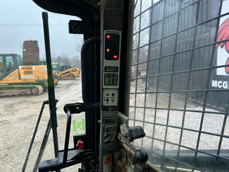 2016-new-holland-l230-image-18