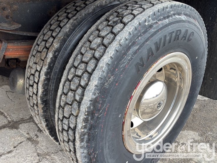 2001-isuzu-npr-image-14