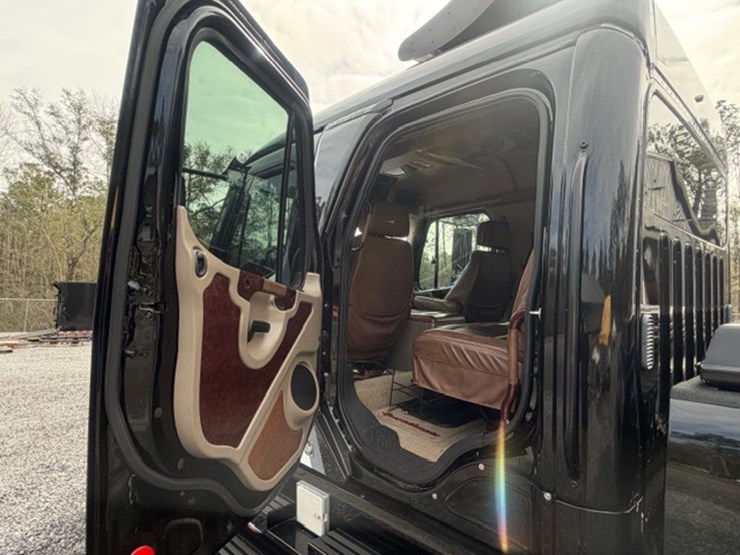 2008-freightliner-m2-106-image-42