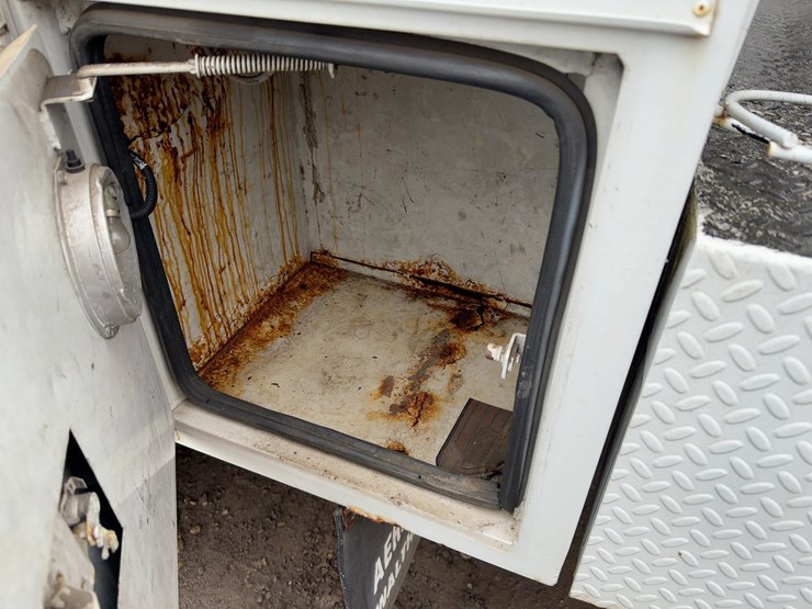 2002-freightliner-fl70-image-18