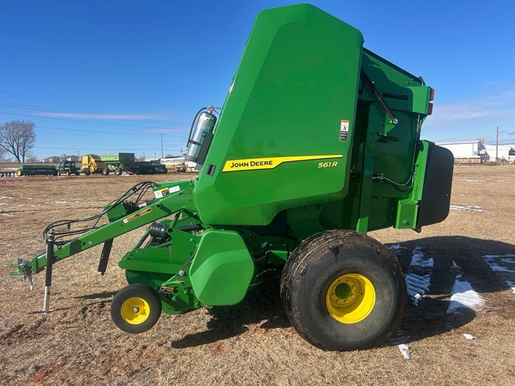 2024-john-deere-561r-image-2