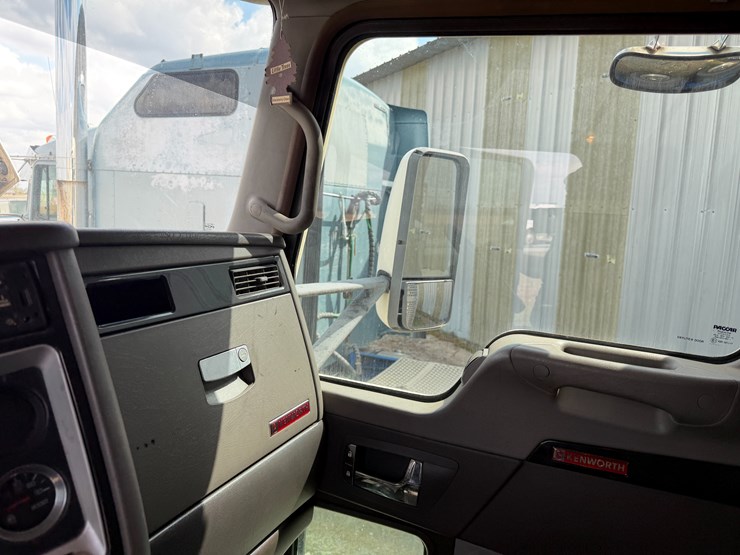 2012-kenworth-900b-image-79