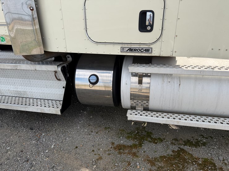 2012-kenworth-900b-image-32