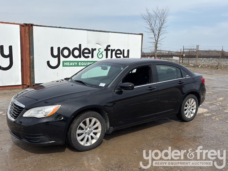 2013-chrysler-200-image-1