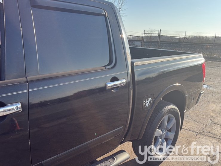 2011-nissan-titan-image-11