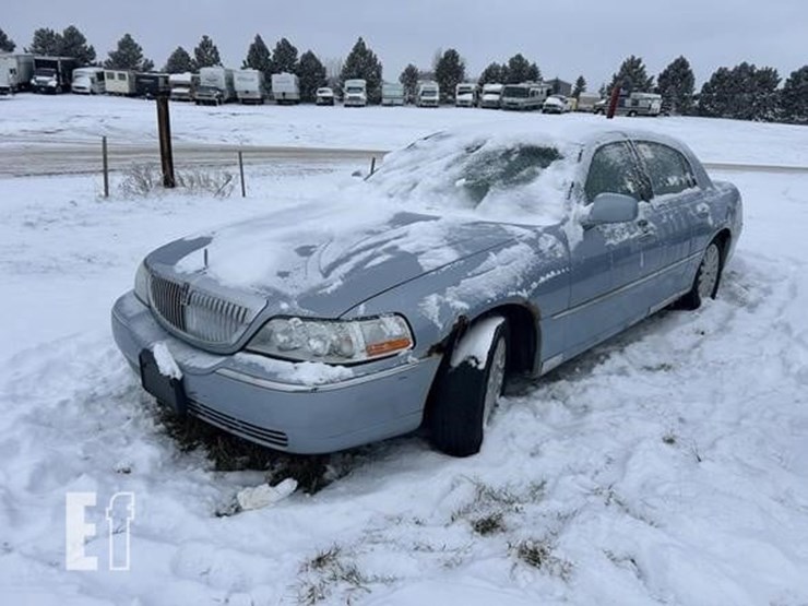2005-lincoln-towncar-image-1