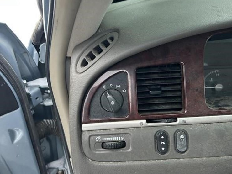 2005-lincoln-towncar-image-9